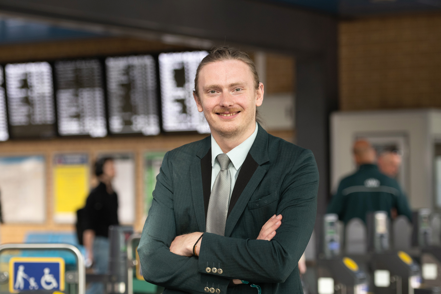 Formal Wear, Tie, Adult, Male, Man, Person, Airport, Suit, Face, Crowd