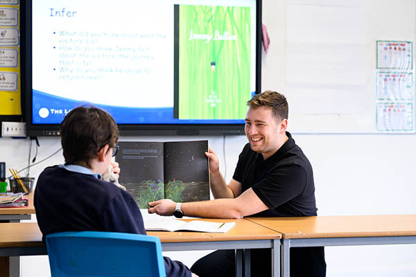 Head, Person, Monitor, Screen, Face, Adult, Male, Man, Conversation, Blackboard