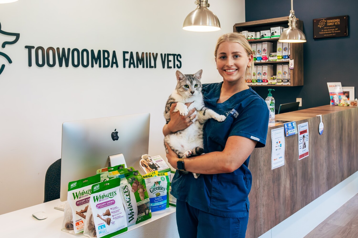 Shop, Doctor, Person, Cat, Indoors, Wristwatch, Ring, Veterinarian, Grocery Store, Market