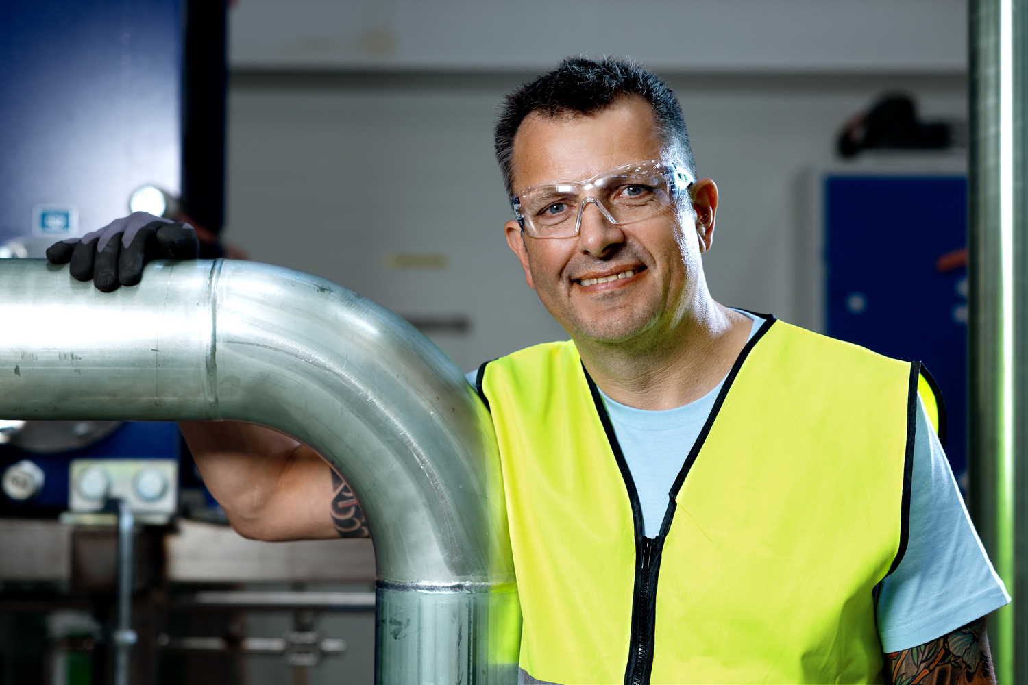 Person, Worker, Adult, Male, Man, Glasses, Face, Head, Glove, Finger