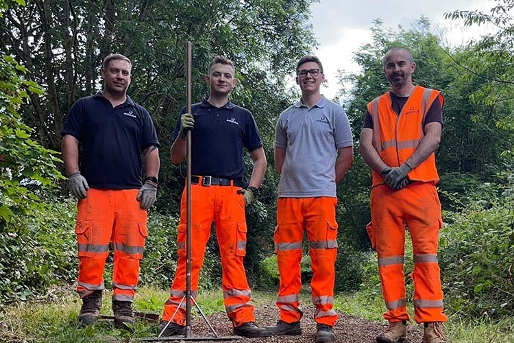 Person, Worker, Glove, Shoe, Groupshot, Belt, Adult, Male, Man, Glasses