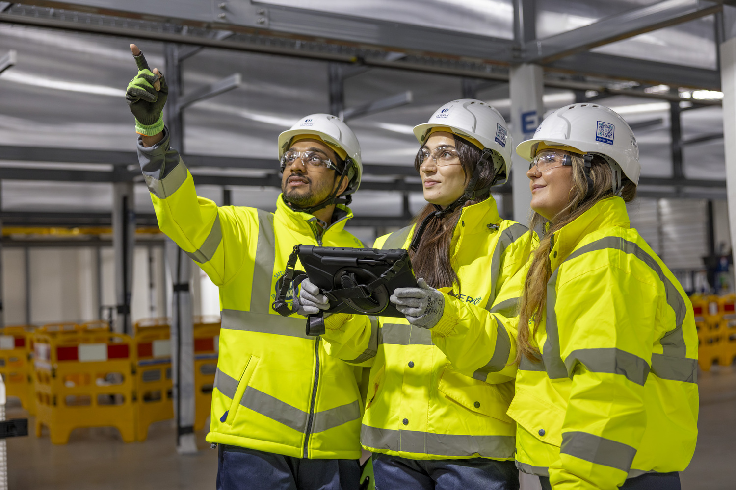 Person, Worker, Glove, Helmet, Hardhat, Adult, Male, Man, Glasses, Face