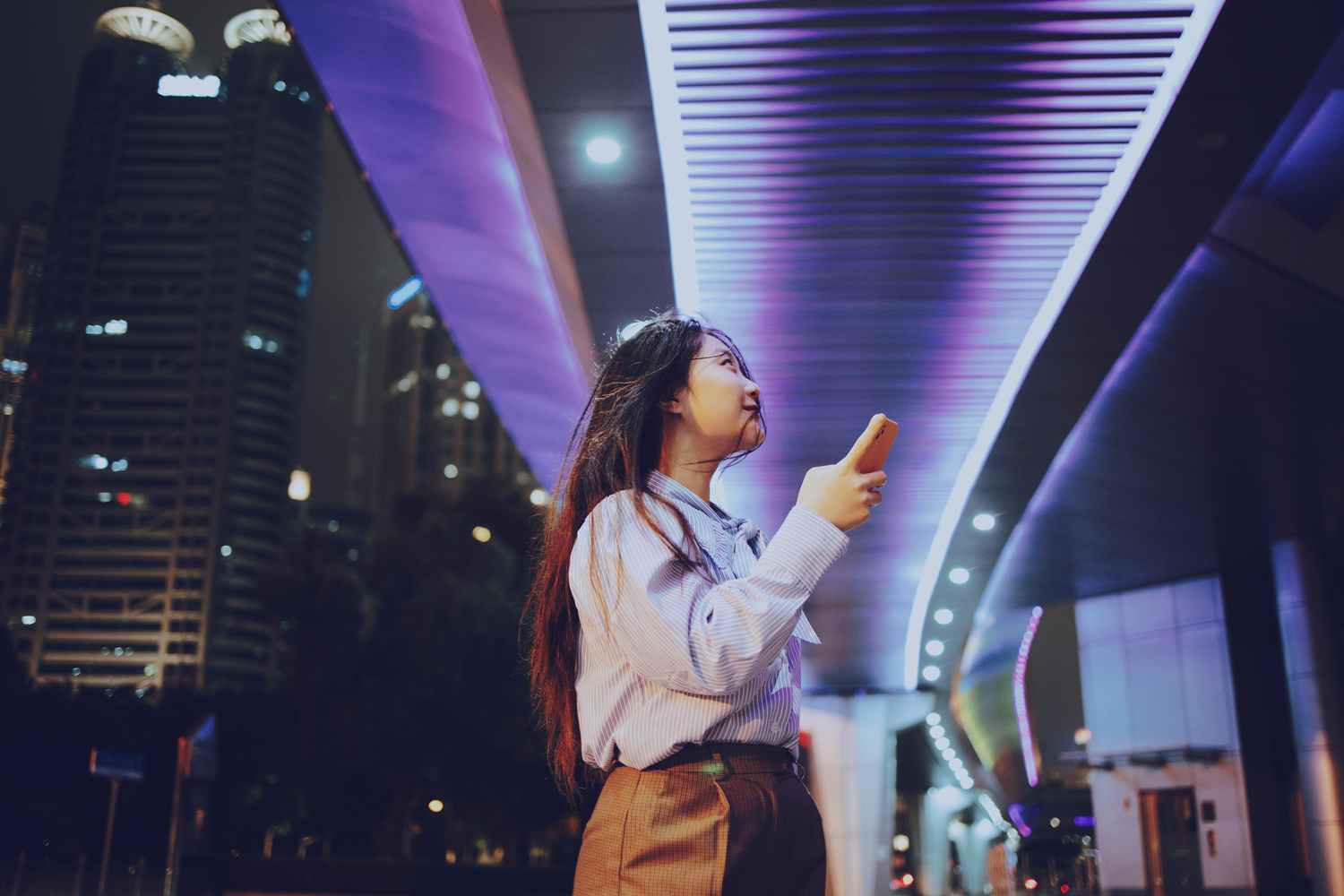 Face, Happy, Head, Person, Smile, Urban, Finger, Solo Performance, Mobile Phone, Phone