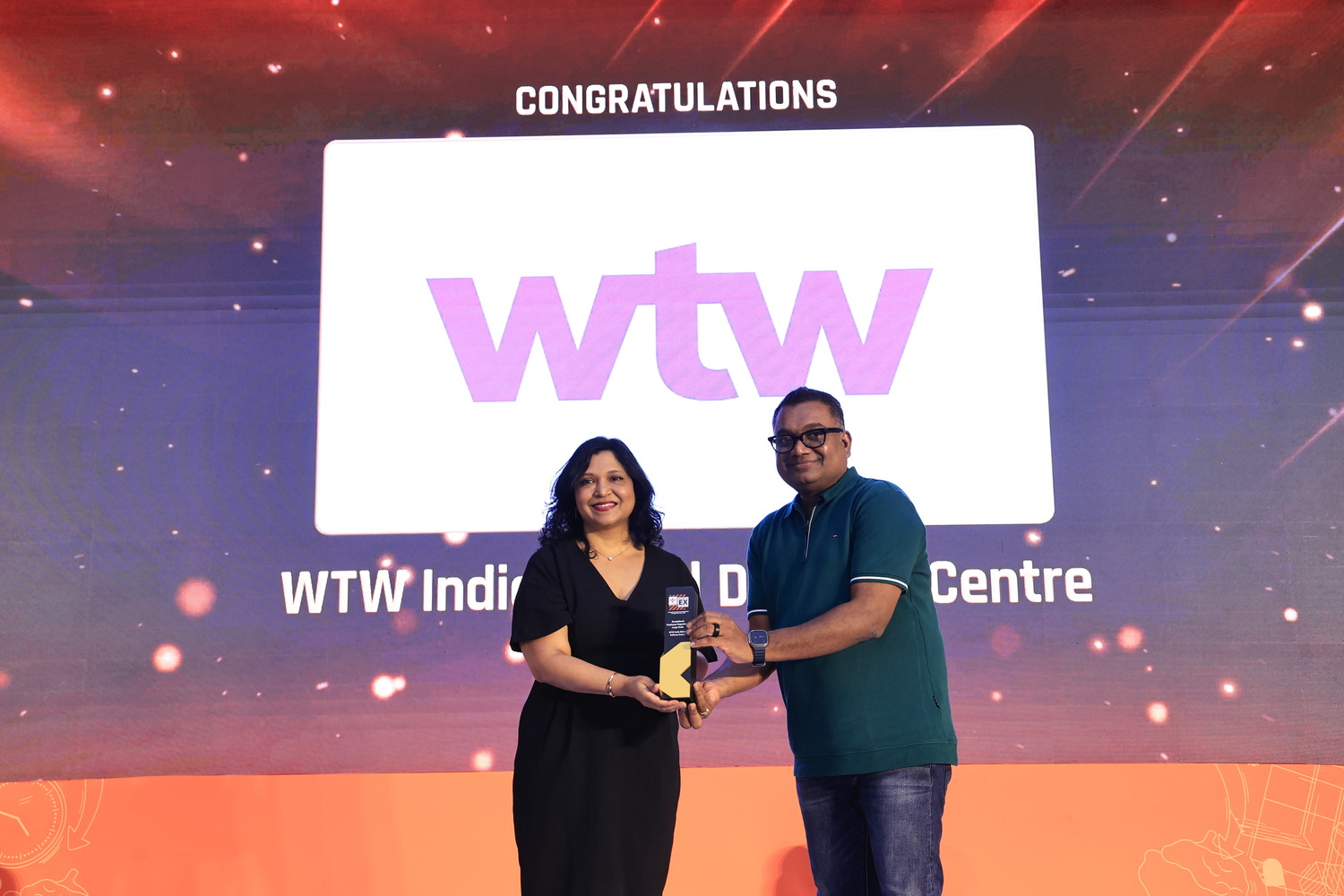 Anupama Subramanian receiving trophy