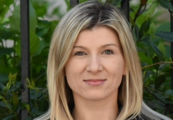 Blonde, Hair, Person, Face, Head, Smile, Neck, Adult, Female, Woman