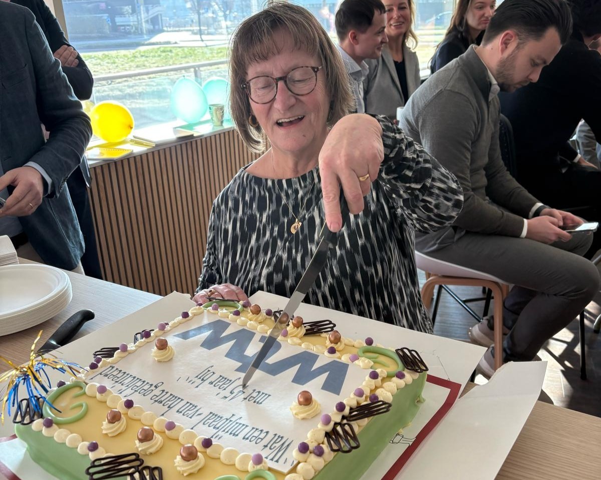 Simone Schouten cuts her cake
