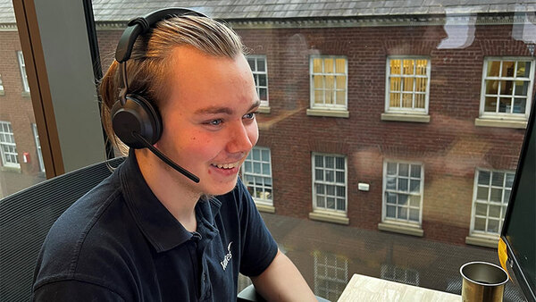 Electronics, Headphones, Head, Person, Face, Computer Hardware, Hardware, Monitor, Screen